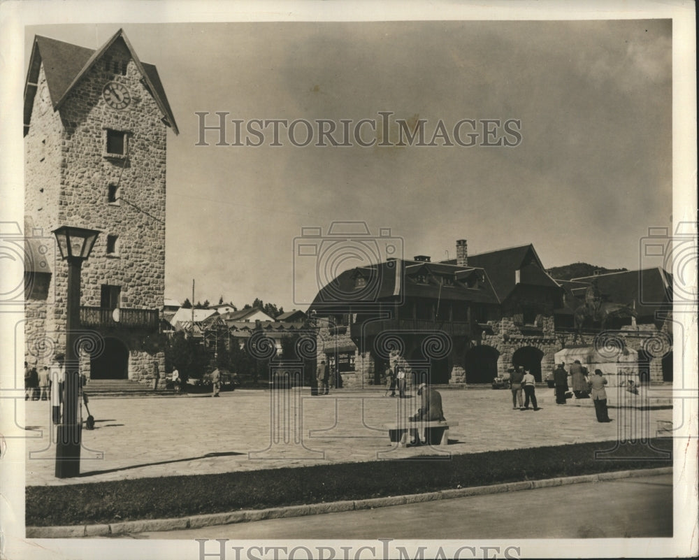 1974 Press Photo Government buildings in a square of San Carlos De Bariloche - Historic Images