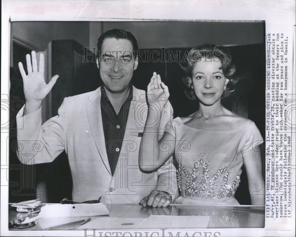 1960 Press Photo Jack Barry and Patte Preble obtaining a marriage Licence - Historic Images