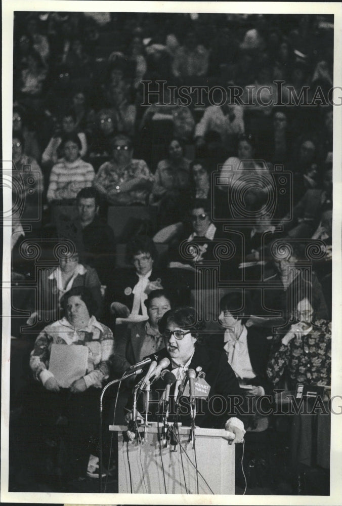 1981 Press Photo Mrs. Margaret Sullivan, Eberhardt school, talks about busing - Historic Images