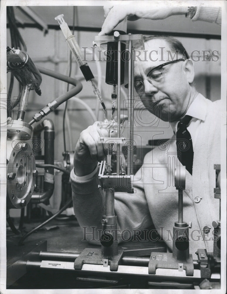 1963 Press Photo Dr. Edwin J. Hart prepares a radiation experiment in cancer - Historic Images