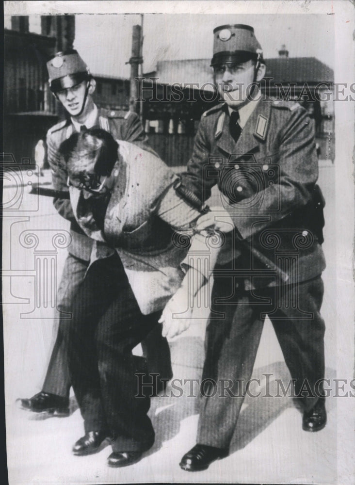 1952 Press Photo A battered Red Agitator with West Berlin Policeman - Historic Images