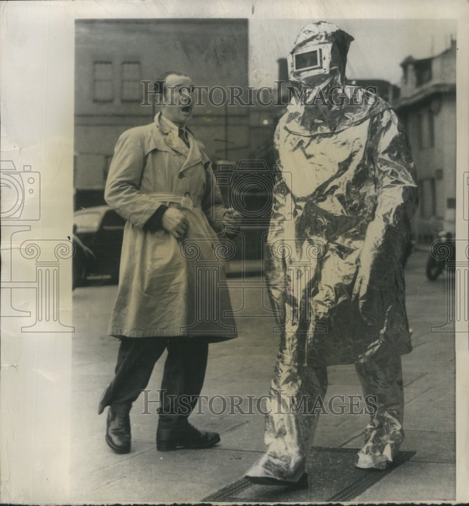 1964 Press Photo Startled man meets wearing an aluminum foil suit near London&#39;s - Historic Images