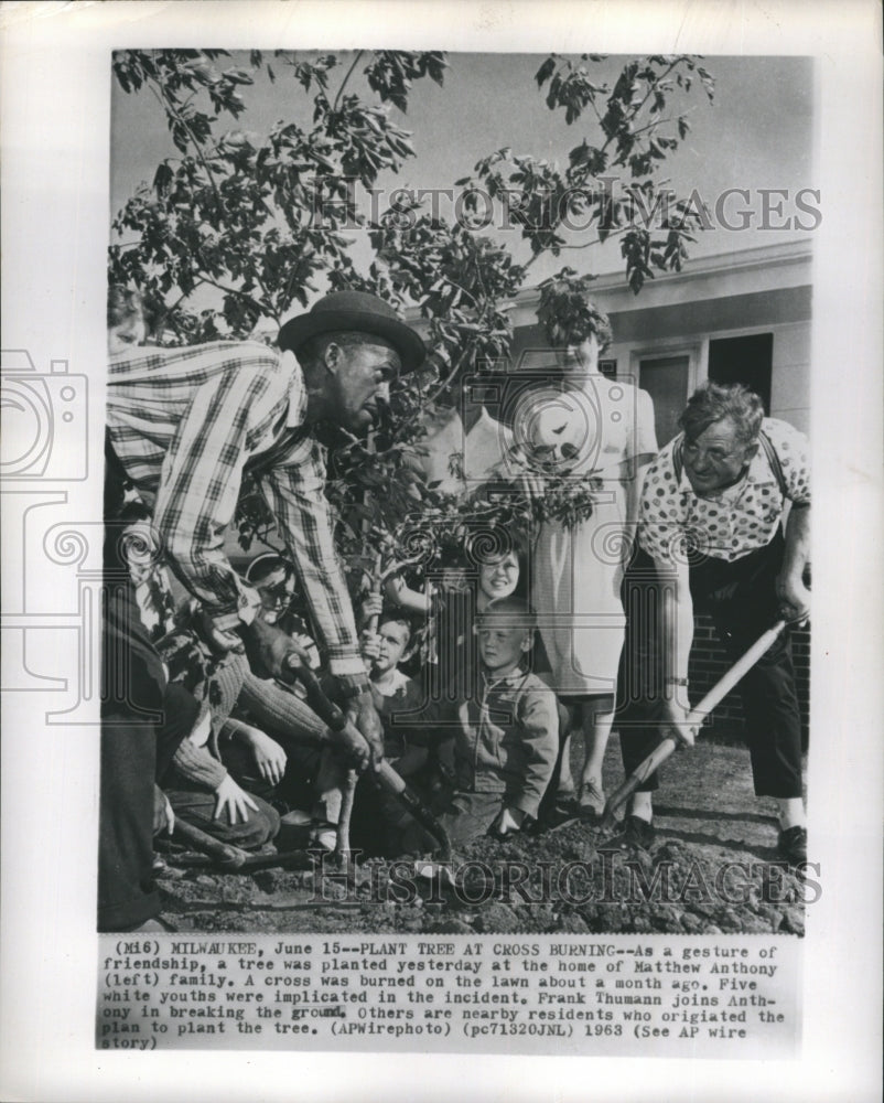 1963 Press Photo Tree planting at home of Matthew Anthony with Frank Thumann - Historic Images