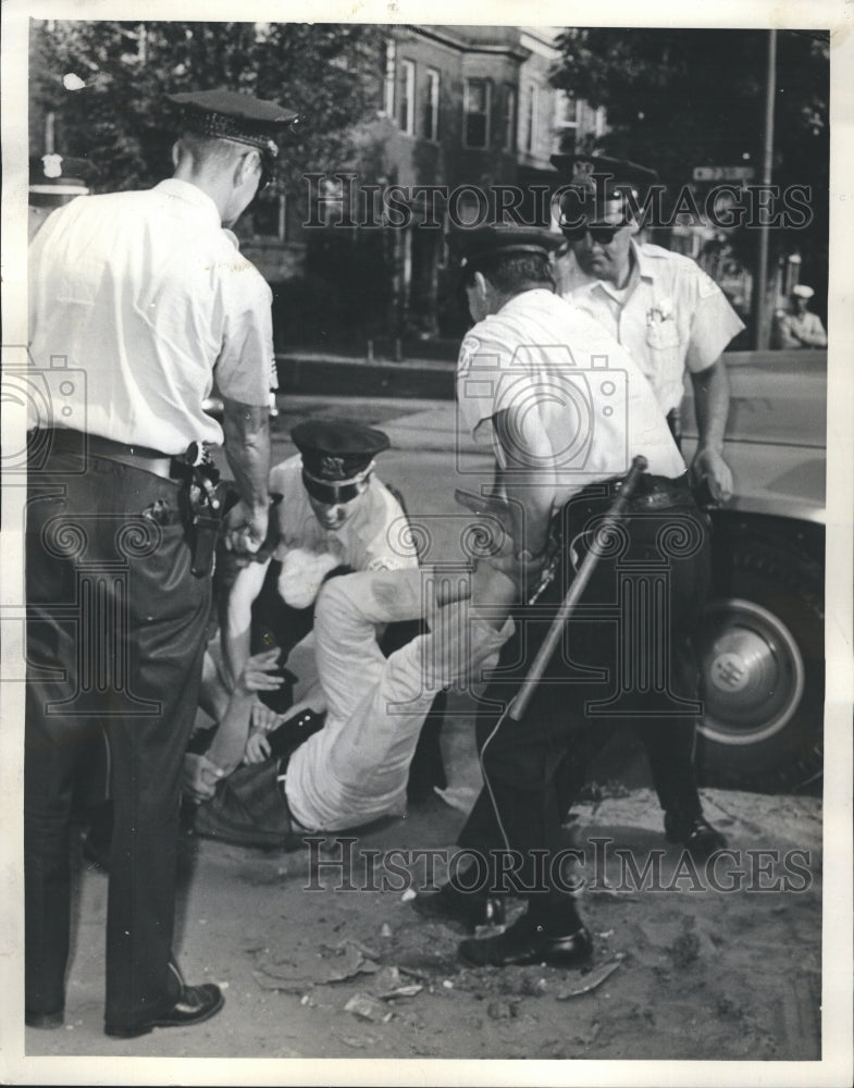 1963 Press Photo The policemen are needed to remove this demostrator to a police wagon - Historic Images