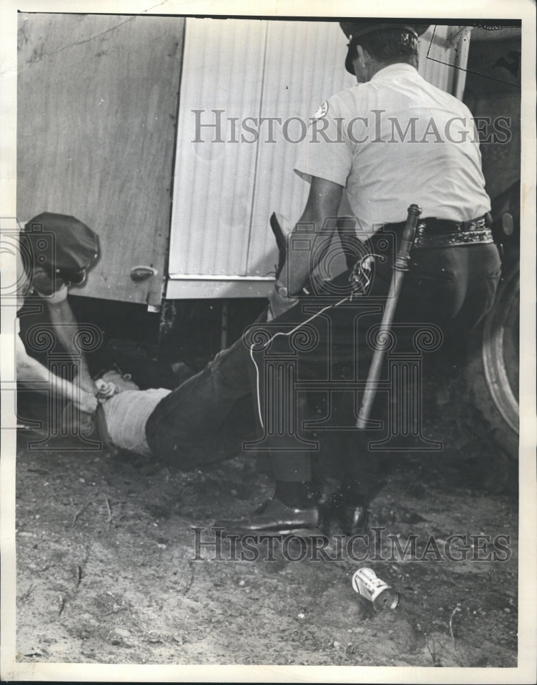 1963 Press Photo Policemen arrest the demostrator - Historic Images