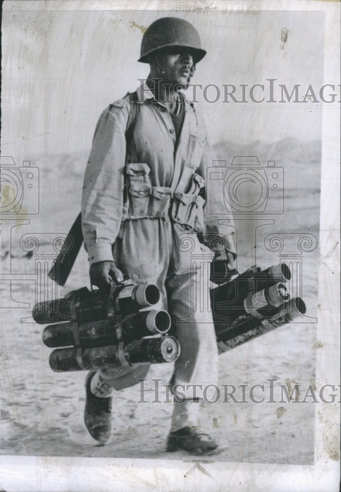 1955 Press Photo A steel-helmeted Egyptian soldier - Historic Images