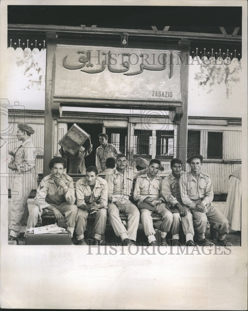 1968 Press Photo A Nasser&#39;s warriors loaf on a bench - Historic Images