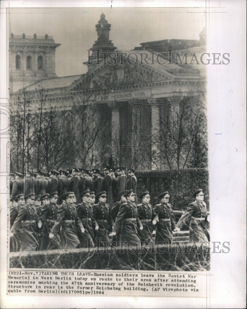 1964 Press Photo Russian soldiers leave the Soviet War - RSH27793 - Historic Images