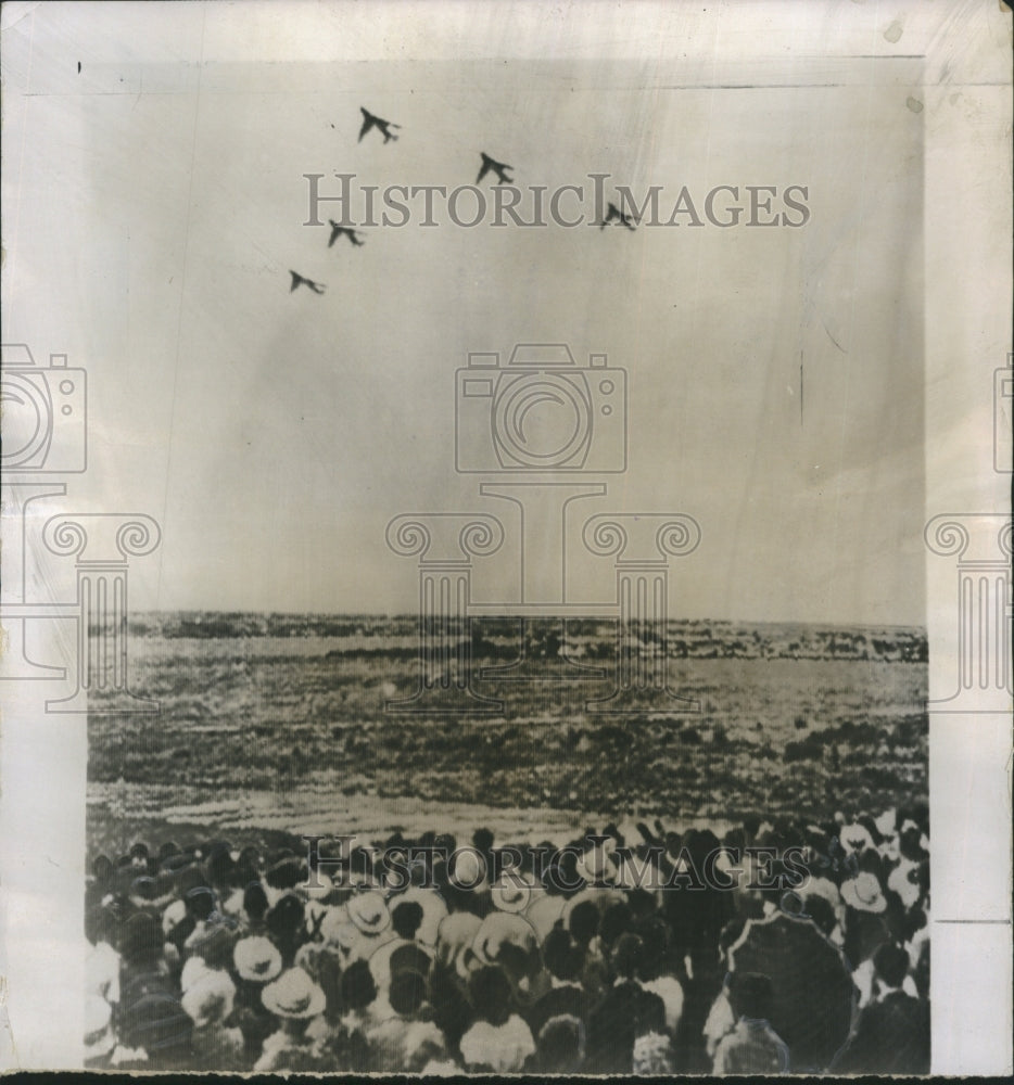 1956 Press Photo Soviet planes fly over Tushino Airport in Moscow. - RSH27811 - Historic Images