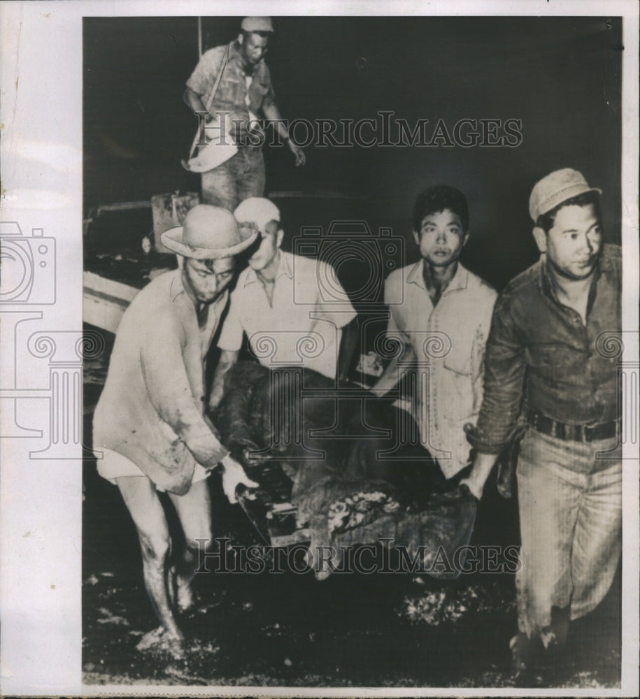 1965 Press Photo Rescue workers remove a body from Taal volcano island. - Historic Images