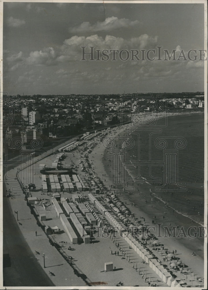 1947 Press Photo Pictured is Montevideo beach in Uruguay. - Historic Images