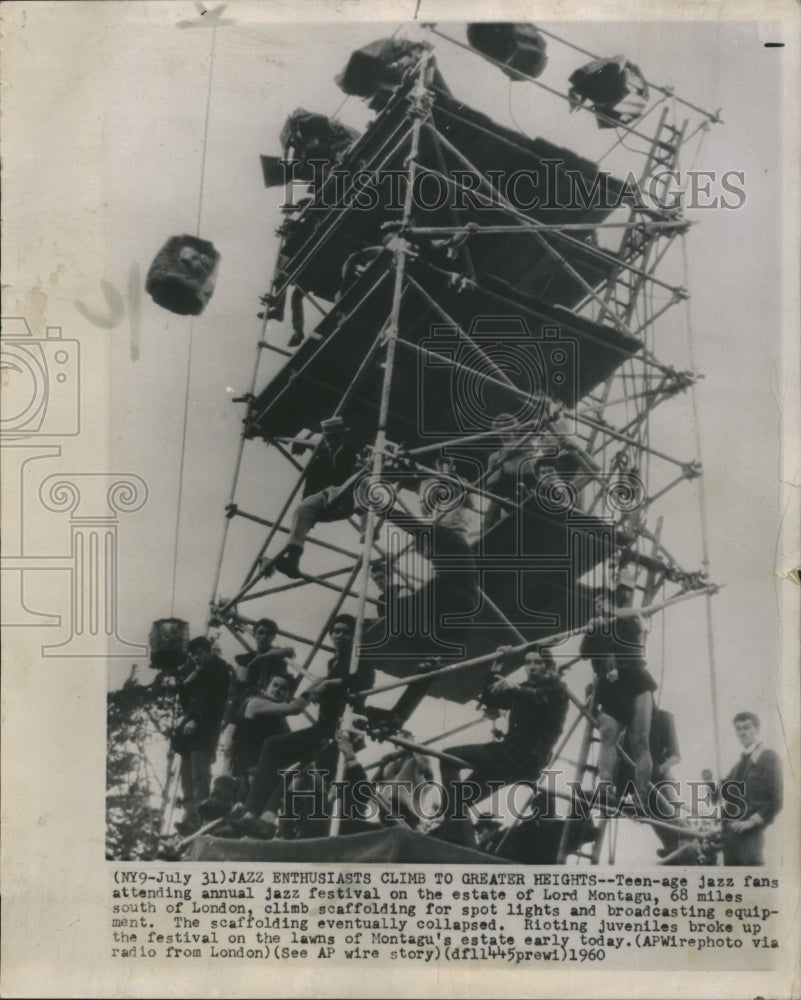 1960 Press Photo Teen age jazz fans attending annual jazz festival,climb scaffolding for spot lights - Historic Images