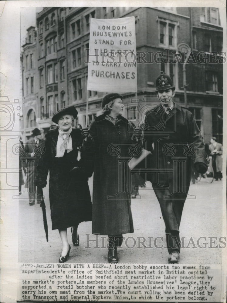 1956 Press Photo A London bobby escorts two women - Historic Images