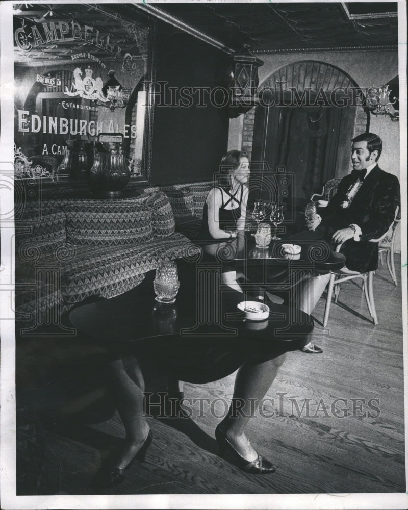 1975 Press Photo Unusual Decor Leg table. - Historic Images