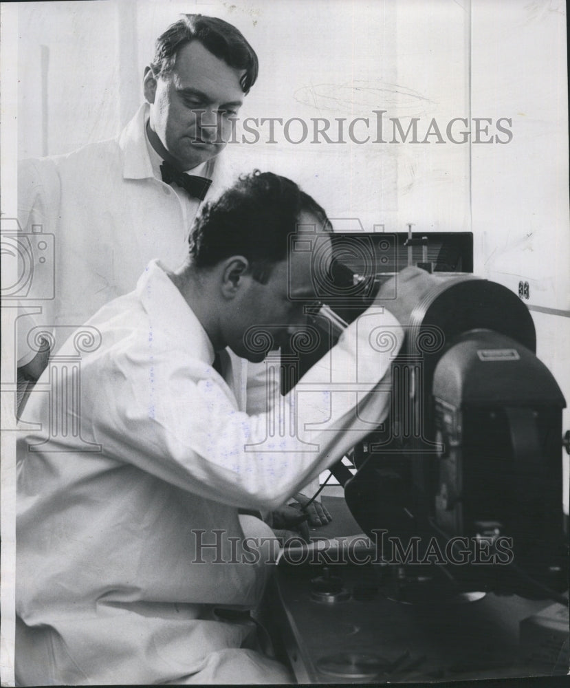 1956 Press Photo Examining piece of heated uranium metal by mean of Metallograph - Historic Images