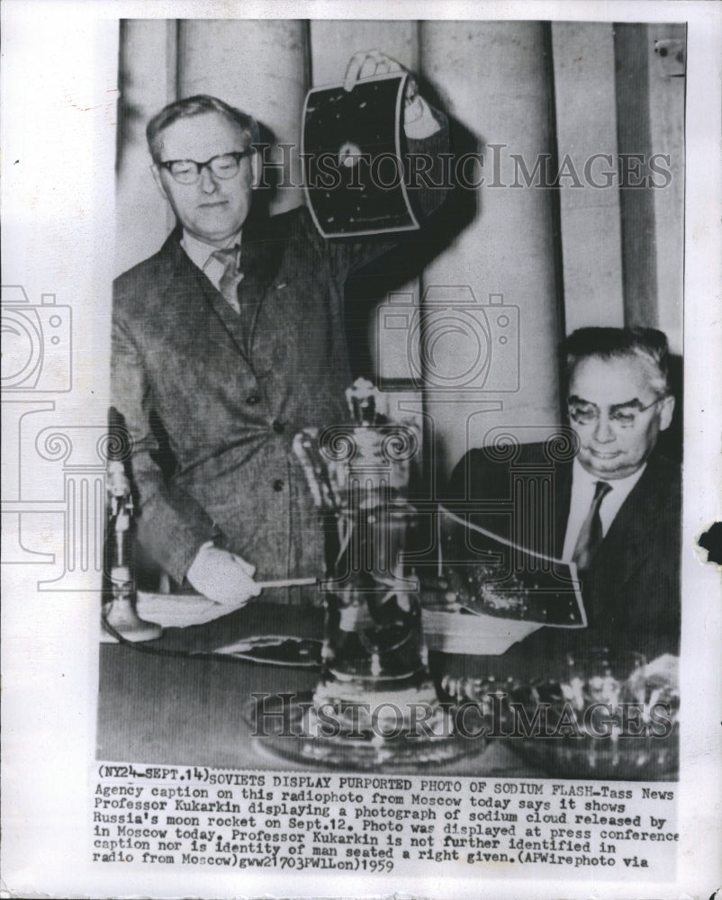 1959 Press Photo Russian Prof. display a photo of Sodium clouds. - Historic Images