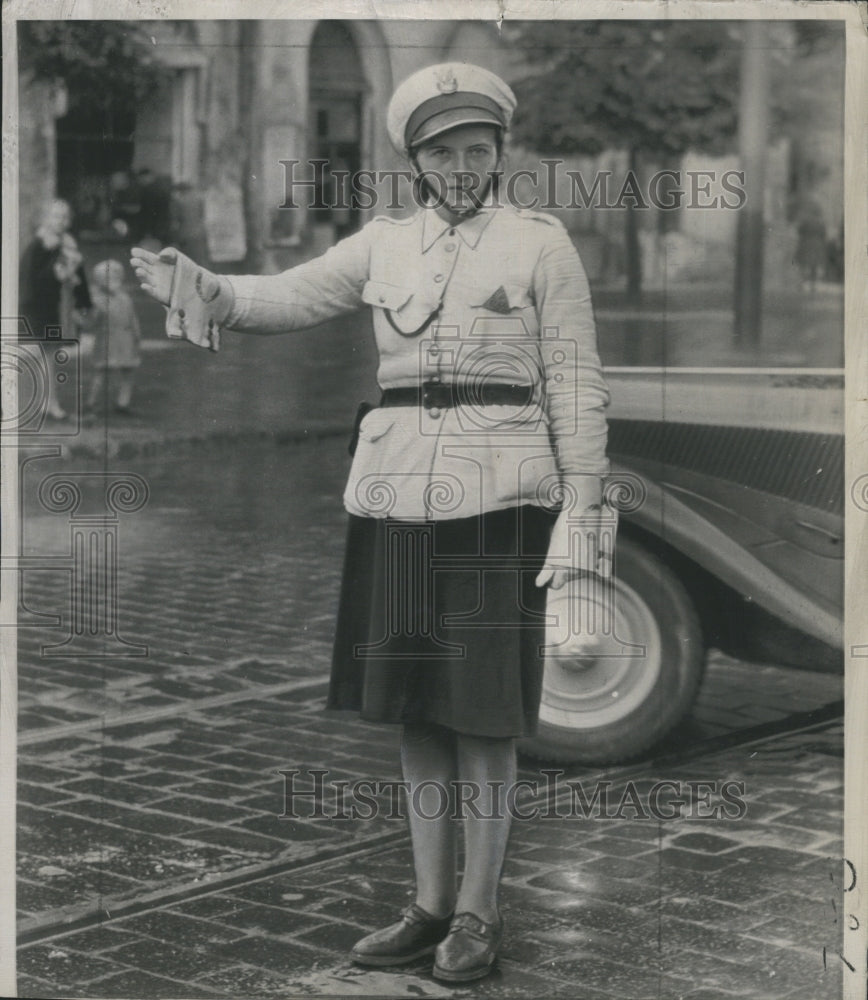 1947 Press Photo Warsaw's policewomen. - Historic Images