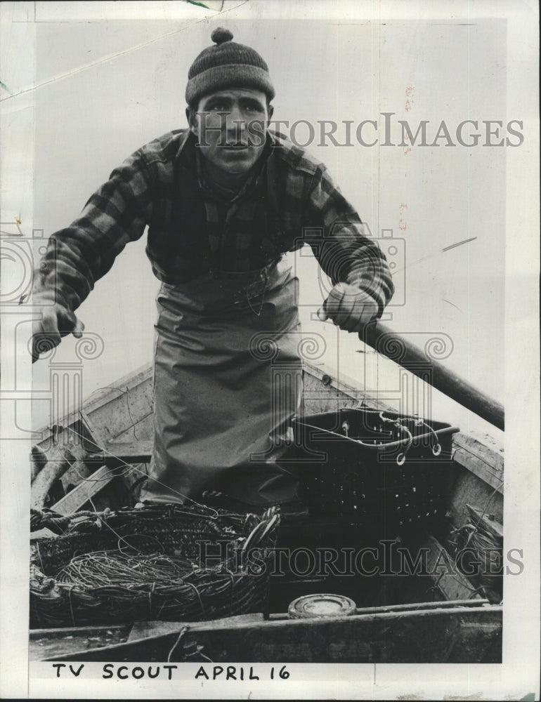 1968 Press Photo Portuguese Fisherman Icy Greenland Waters Tiny Wooden Dory - Historic Images