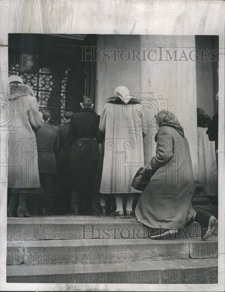 1957 Press Photo Polish Woman at St.Alexandr Catholic Church. - Historic Images