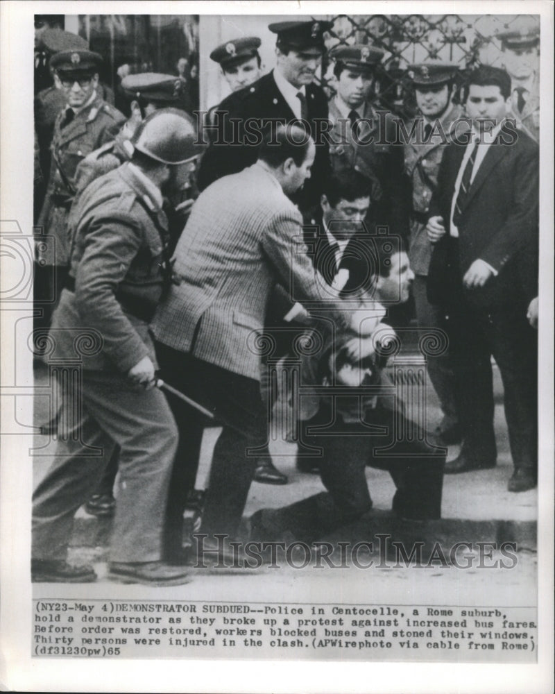 1965 Press Photo Police hold a demonstrator during a protest in Italy - Historic Images