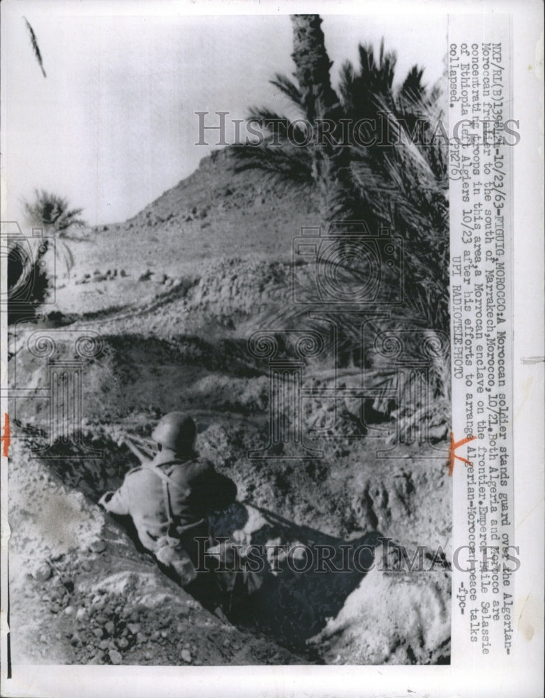 1963 Press Photo Moroccan soldier stands guard at the border - Historic Images