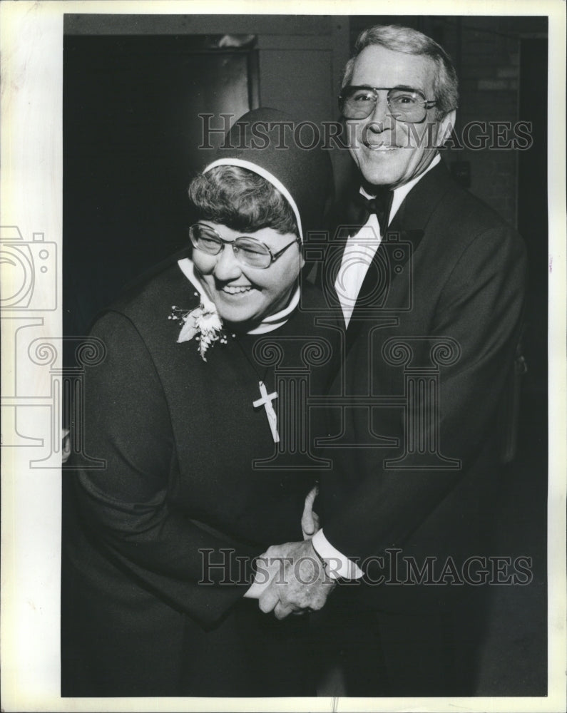 1984 Press Photo Perry Como meets Sister Mary Gemma - Historic Images