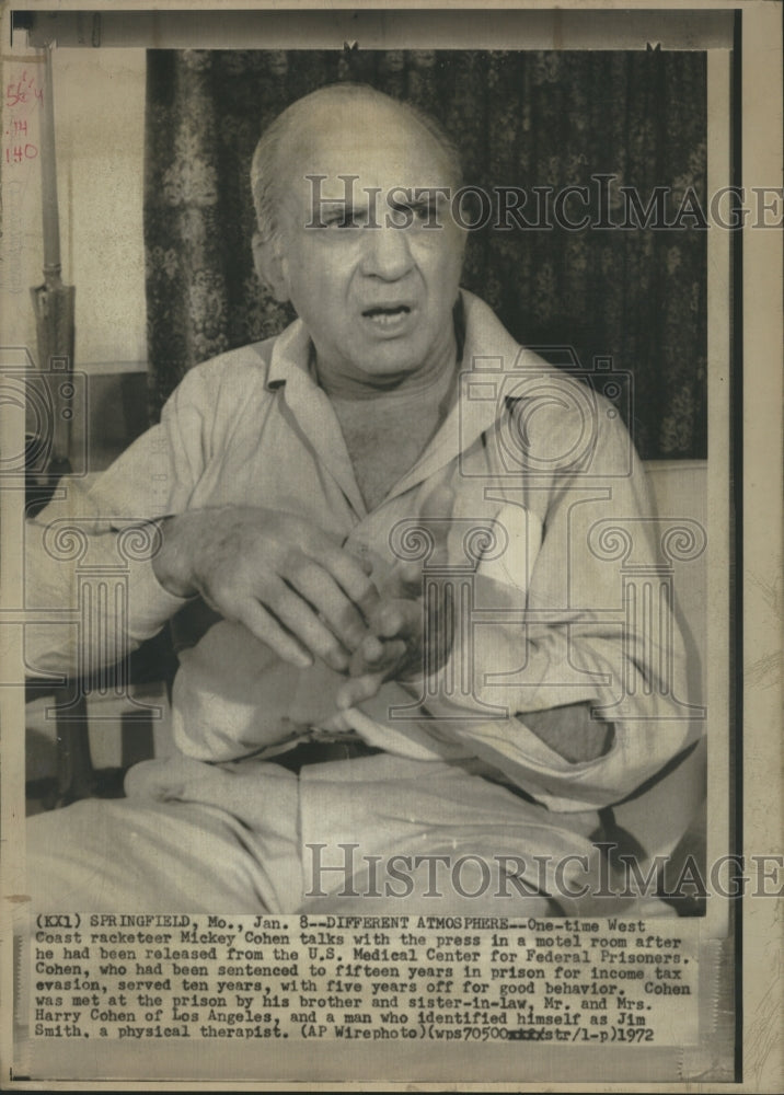 1974 Press Photo Mickey Cohen after his release after tax evasion sentence - Historic Images