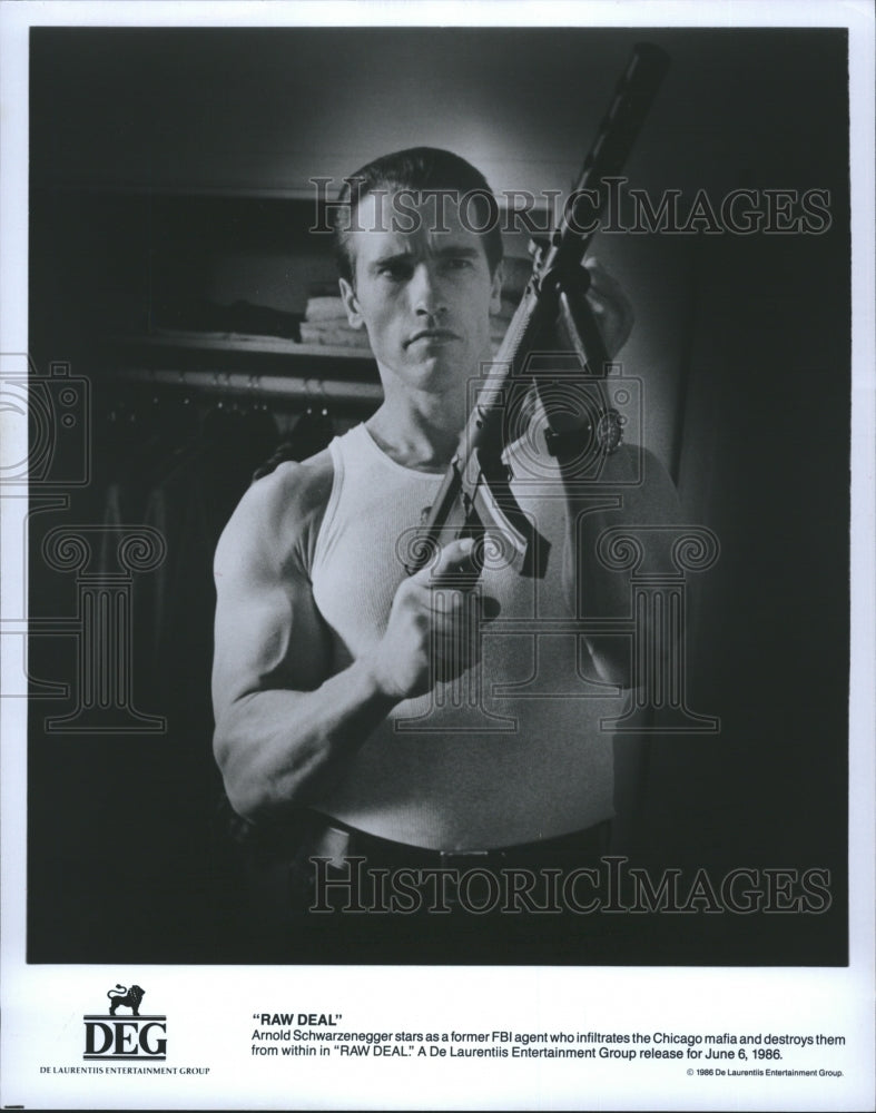 1986 Press Photo Arnold Schwarzenegger in &quot;Raw Deal&quot; - Historic Images