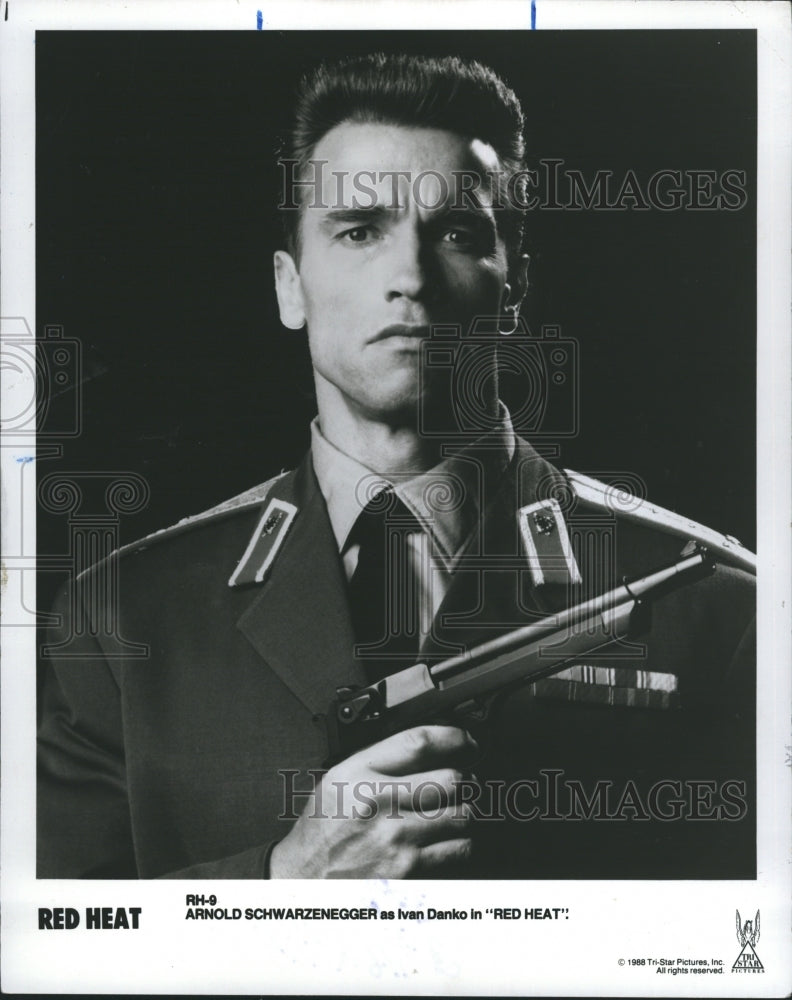 1988 Press Photo Arnold Schwarzenegger in "Red Heat" - Historic Images