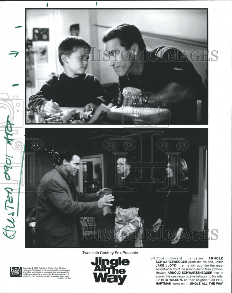 1996 Press Photo Arnold Schwarzenegger &amp; Jake Lloyd in &quot;Jingle all The Way&quot; - Historic Images