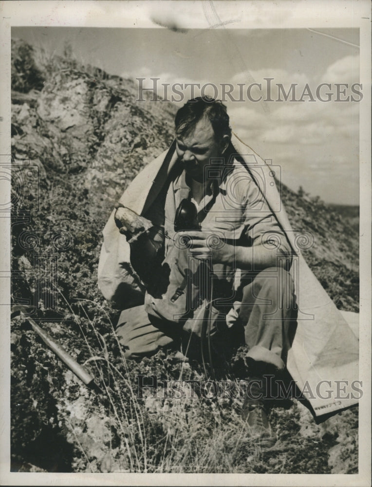 1945 Press Photo Dr. A. W. Joliffe Prospects for Uranium - Historic Images