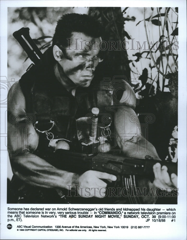 1988 Press Photo Arnold Scwarzenegger in &quot;Commando&quot; - RSH28301 - Historic Images