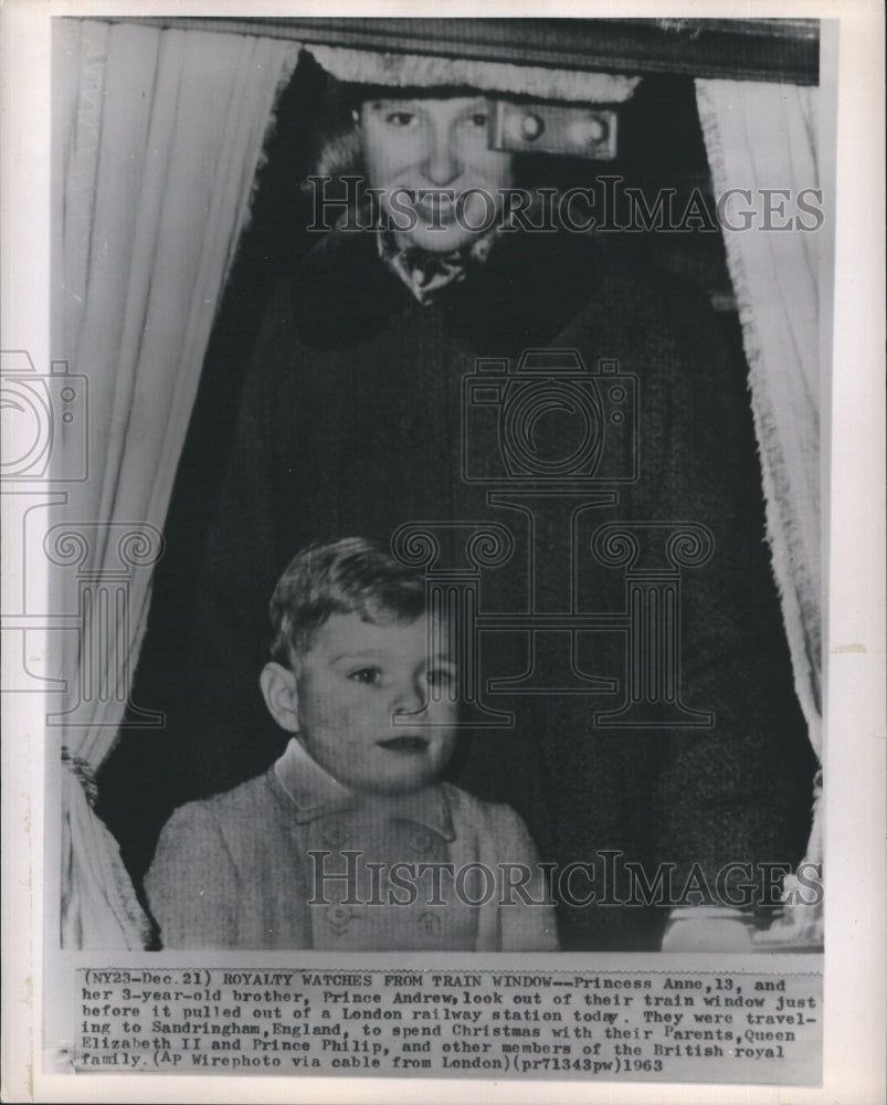 1963 Press Photo Princess Anne and Prince Andrew traveling by train in England - Historic Images