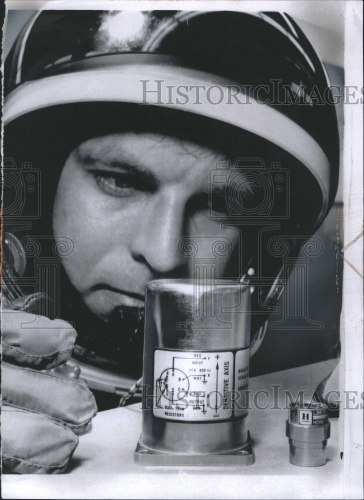 1964 Press Photo Engineer Demonstrates Accelerometer - Historic Images