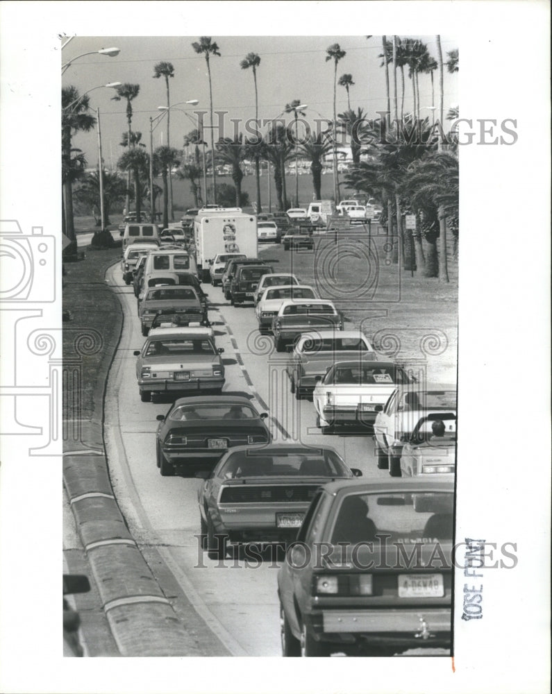 1985 Press Photo Caravan Of Cars Trying To Go To Beach - Historic Images