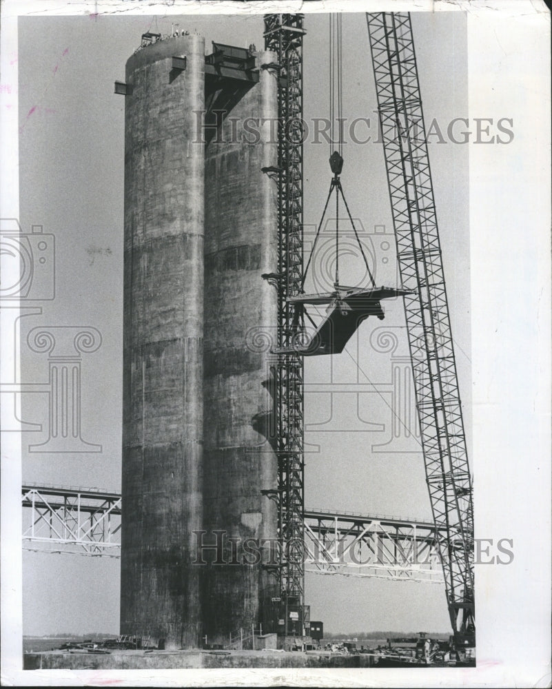 1984 Press Photo Crane Lifting Concrete Segments Skyway - Historic Images