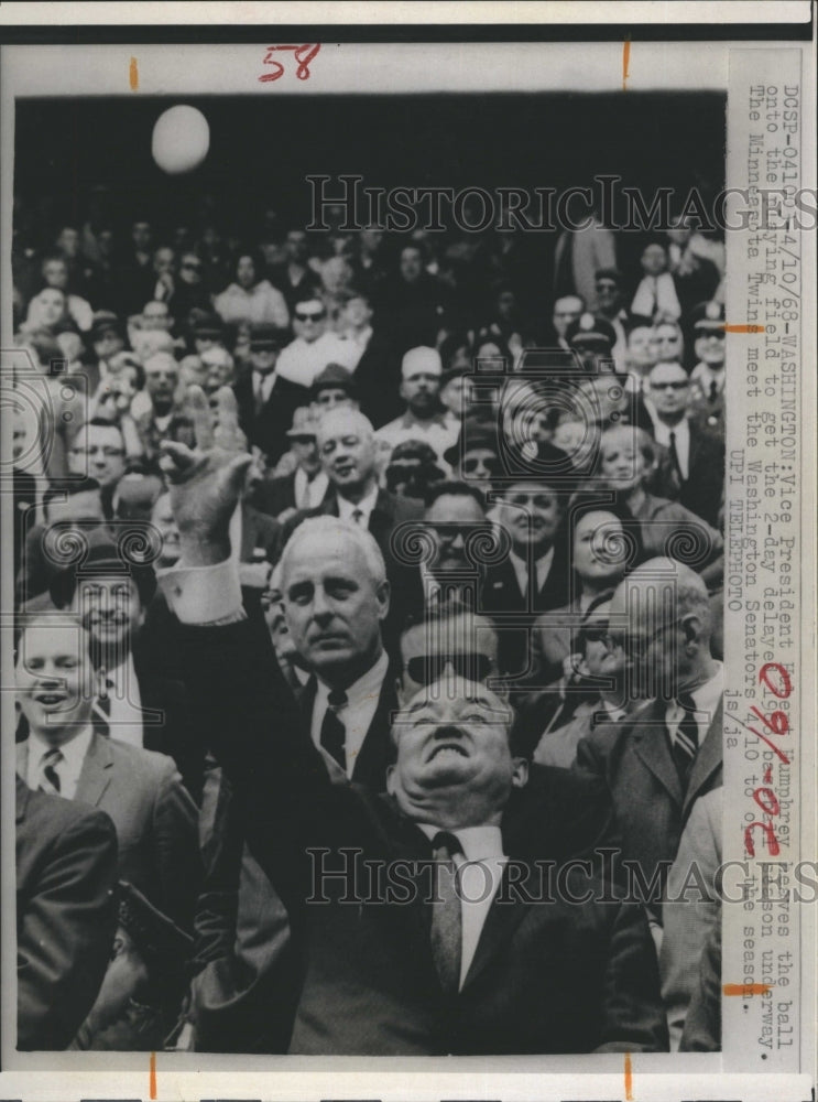 1968 Press Photo President Hubert Humprey leaves  the ball onto the playing field - Historic Images