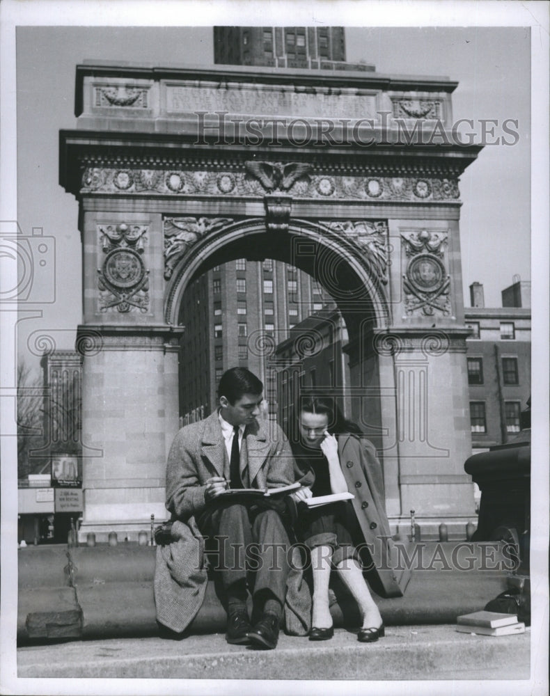 1952 Press Photo Student at Washington Square College. - Historic Images