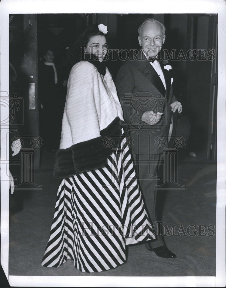 1941 Press Photo Tommy Manville Escorts Dorothy Mercer National Horse Show - Historic Images