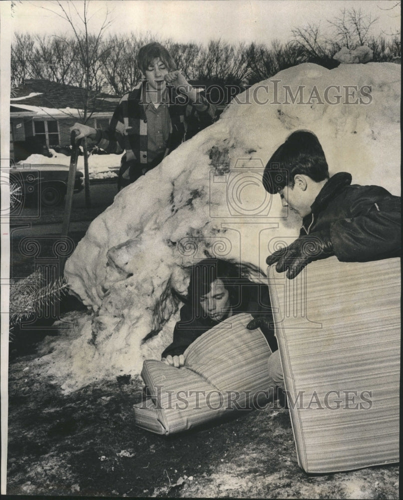 1970 Press Photo Teens Prepare to Sleep in Igloo in Skokie - Historic Images