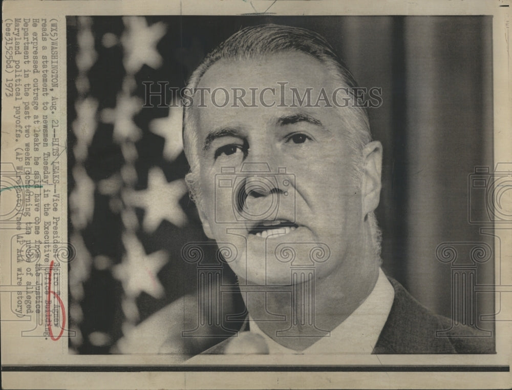 1973 Press Photo Vice President Spiro T. Agnew reads statement to newsmen - Historic Images