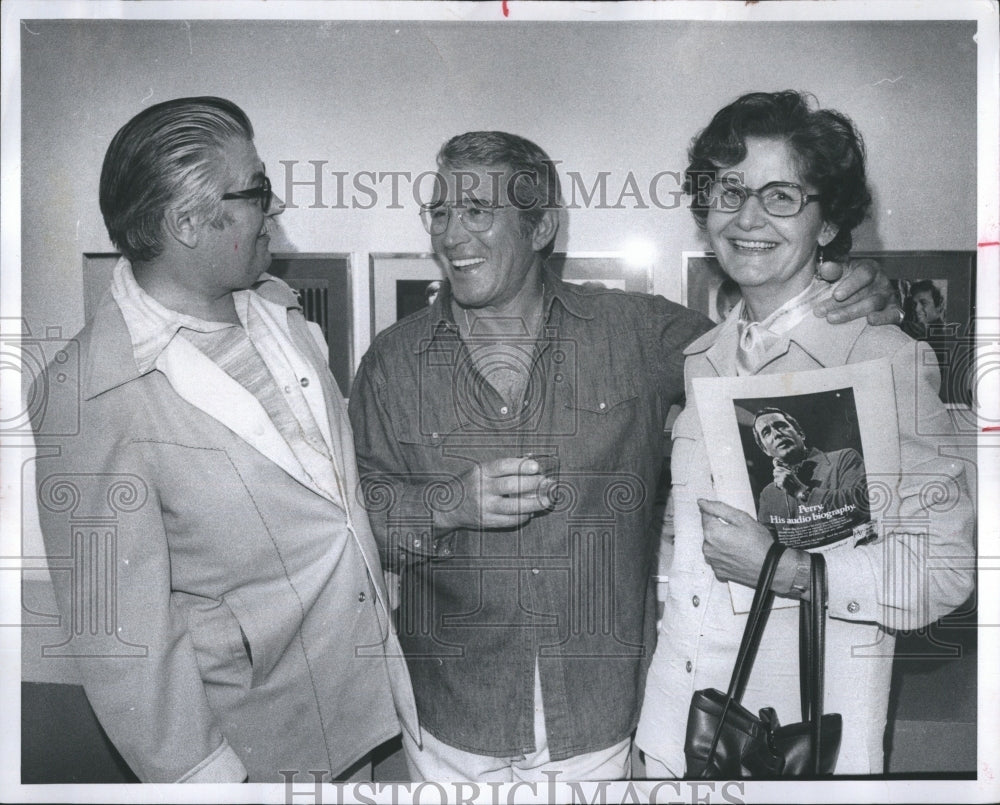 1977 Press Photo Bert and Gloria Shaner meet Perry Como - Historic Images