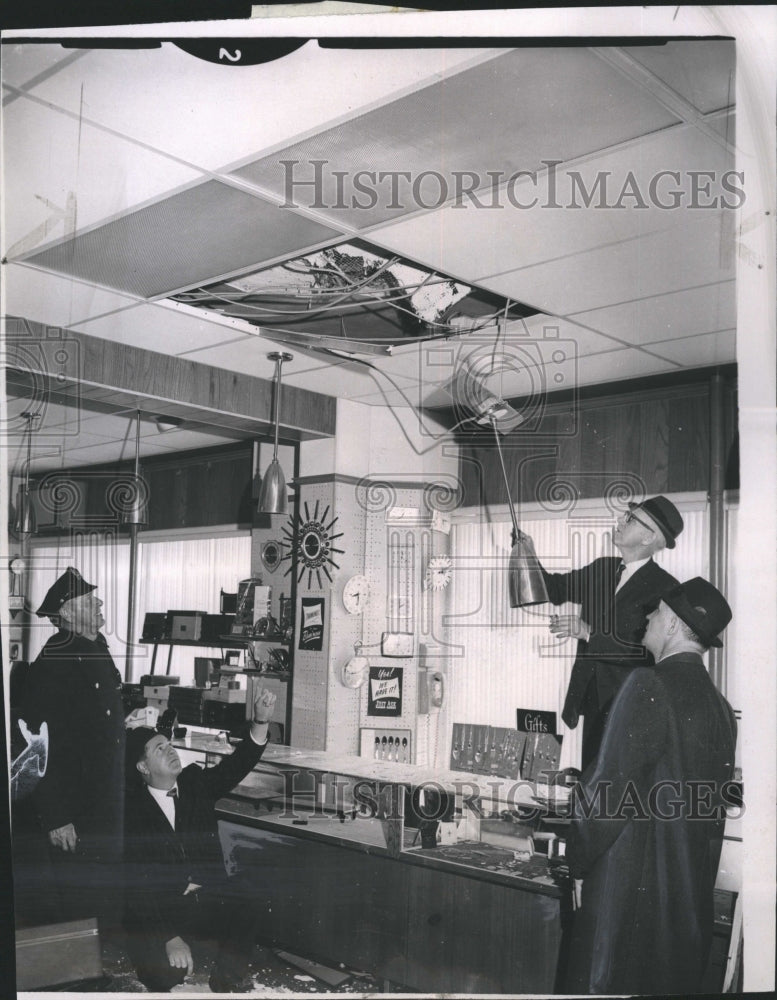 1965 Press Photo Thieves steal $100,000 in jewelry in Worcester, Mass. - Historic Images