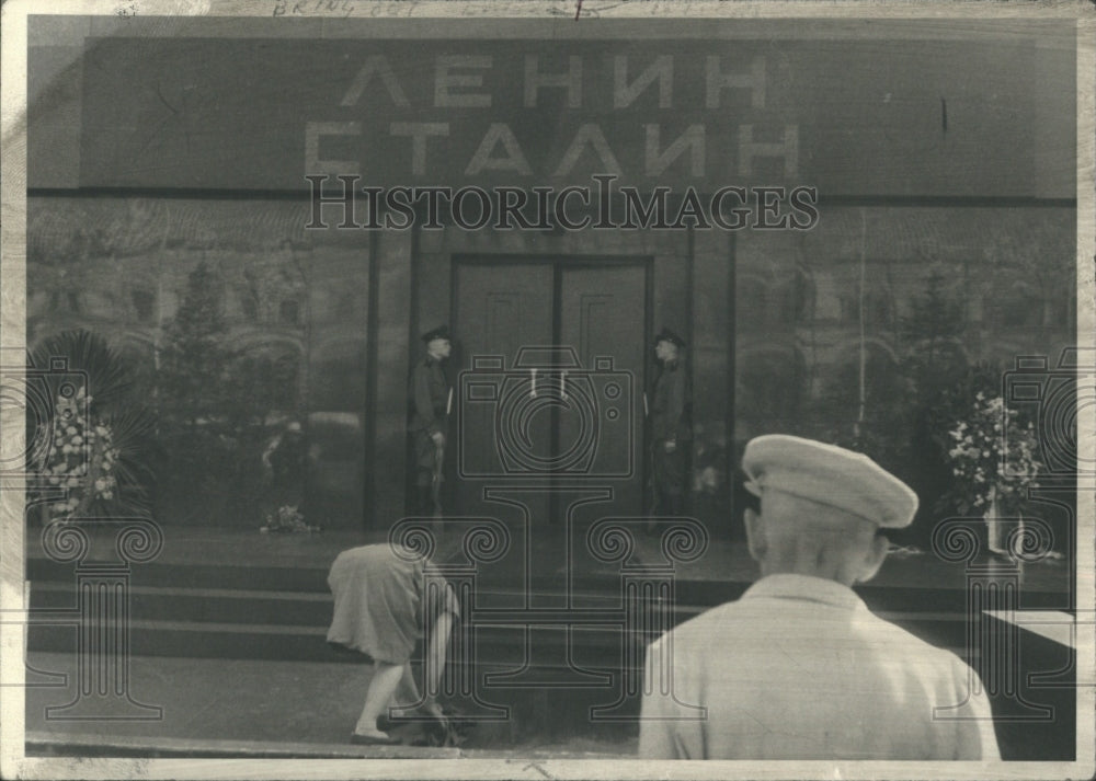 1958 Press Photo Woman Cleans Sidewalk Outside Lenin And Stalin Tomb In Moscow - Historic Images