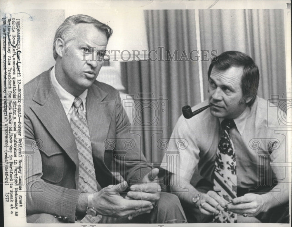 1972 Press Photo Gordie Howe Hockey Star at press conference. - Historic Images