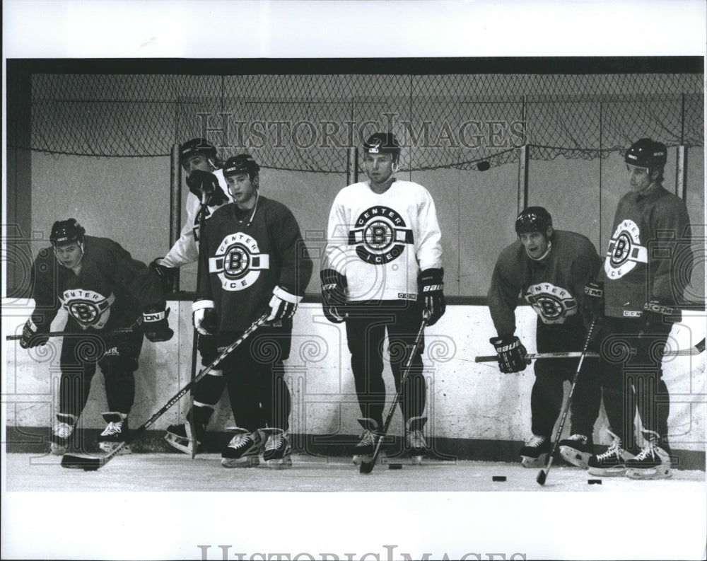 1997 Press Photo Boston Bruins takes a break during practice - Historic Images