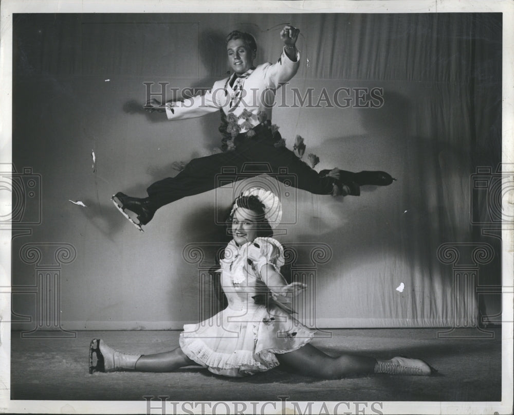 1941 Press Photo Maxsons Ice Follies Performers - Historic Images