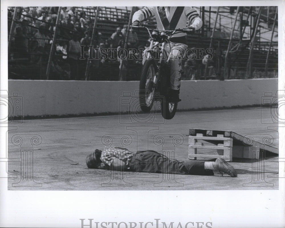 1977 Press Photo Clutwood Motorcycle Stunt - RSH29661 - Historic Images