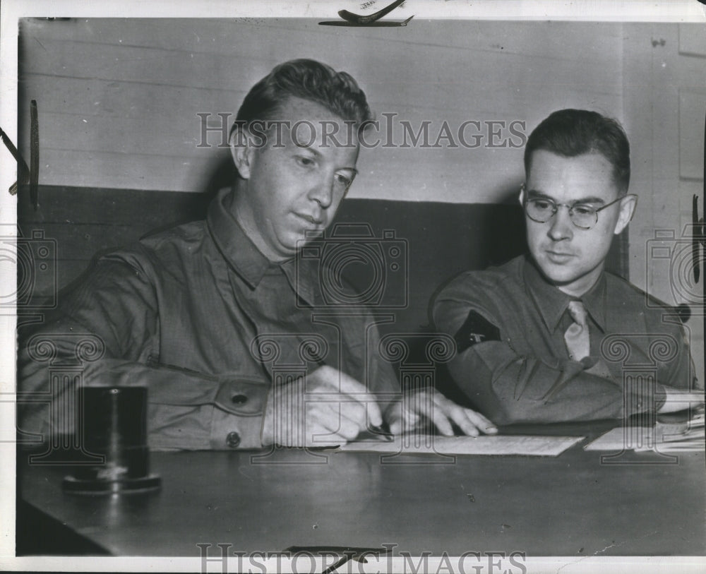 1943 Press Photo Dow Budge signs insurance policy. - RSH29783 - Historic Images