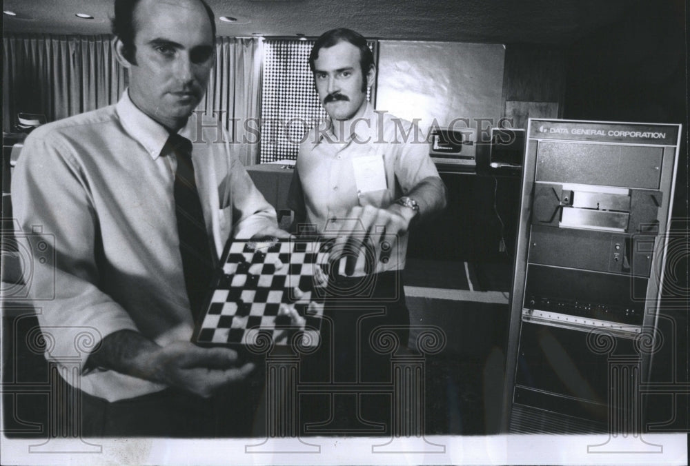 1972 Press Photo Prof. Nonte Newborn &amp; Asst. George Arnold playing chess &amp; comp. - Historic Images